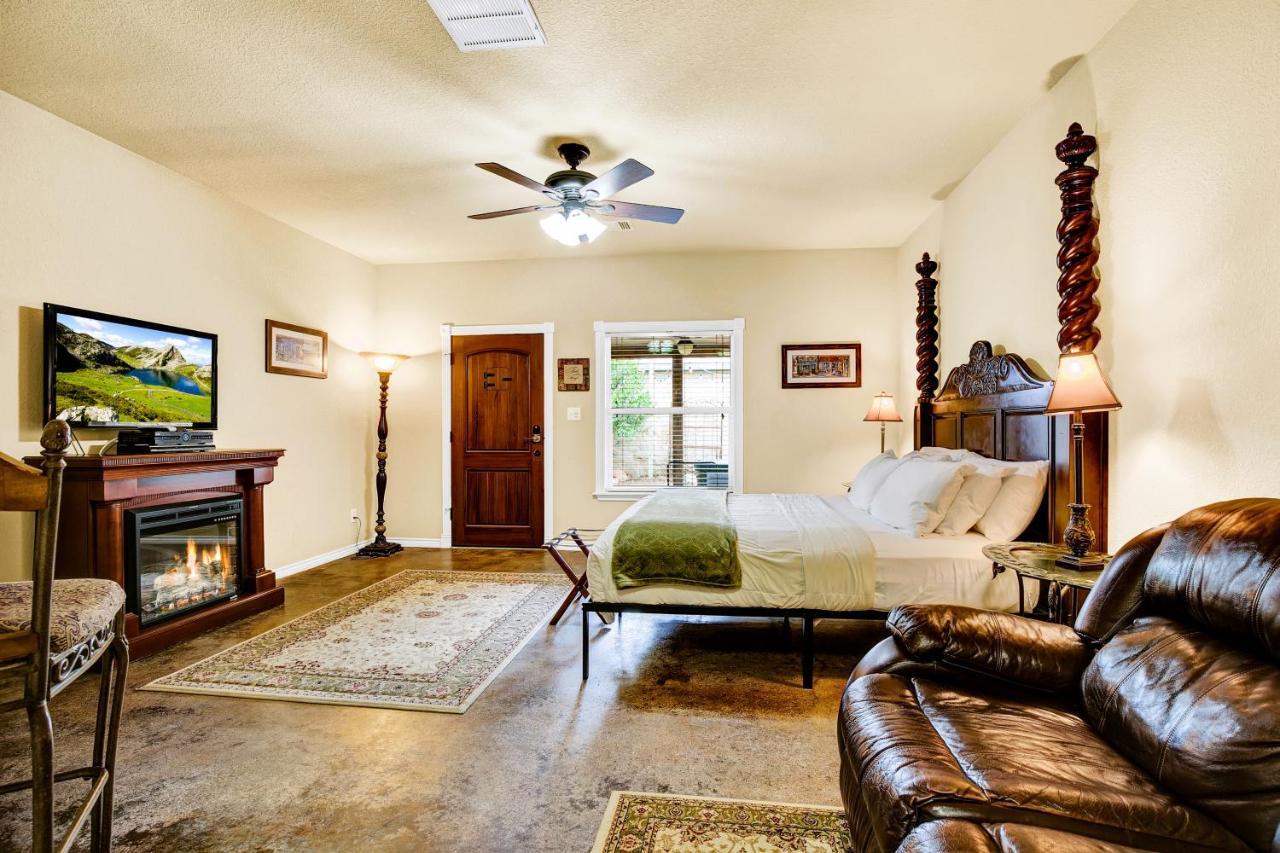 Romantic Oasis With Hot Tub Near Fred And Wineries! Fredericksburg Eksteriør bilde
