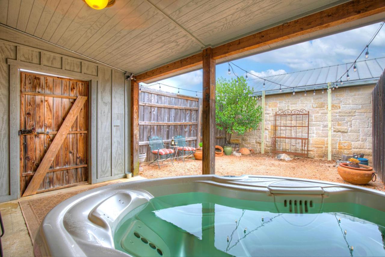 Romantic Oasis With Hot Tub Near Fred And Wineries! Fredericksburg Eksteriør bilde