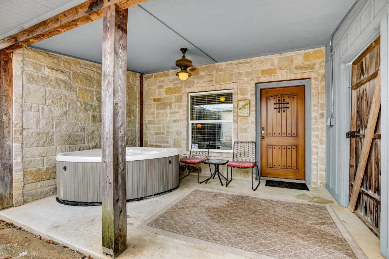 Romantic Oasis With Hot Tub Near Fred And Wineries! Fredericksburg Eksteriør bilde